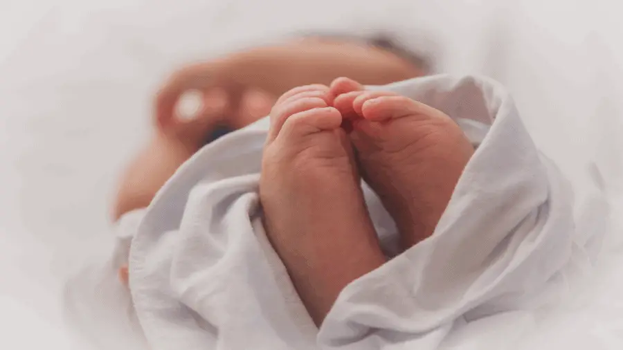 Baby Feet In Blanket 900x506