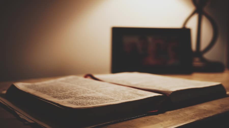 Bible On Desk With Lamp 900×506 Bible On Desk With Lamp 900×506 File name: